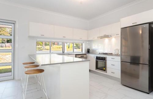 Fingal Bay House | 5 Bent Street huge house with Foxtel and Aircon