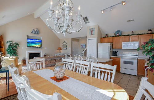 North End House | 5⭐️ “BEST TIME OF YEAR the AVAILABLE!” SEPT 27th to NOV 2nd! 1 BLOCK TO BEACH!