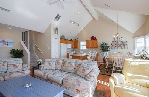 North End House | 5⭐️ “BEST TIME OF YEAR the AVAILABLE!” SEPT 27th to NOV 2nd! 1 BLOCK TO BEACH!