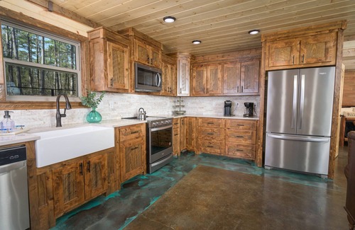 Octavia Cabin | 5 BR Cabin ON THE RIVER with PRIVATE ISLAND access, kayaks included!