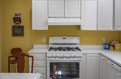 Lakeside Cottage | 5 BR Cottage a Short Walk to Pier Street Beach Access.