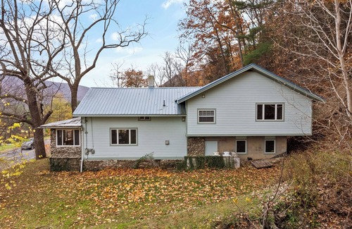 Honeoye House | 5 BR | Hot Tub | Valley View | Near Honeoye Lake