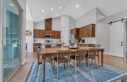 Williams House | 5-BR Mountain Home by Golf Course + Studio
