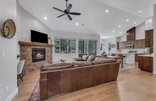 Williams House | 5-BR Mountain Home by Golf Course + Studio