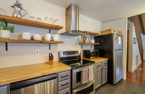 Banner Elk Cabin | 5 BR*On 7 Acres* HUGE Gameroom* Hot Tub* King Bed *10 mins to Sugar Mtn*