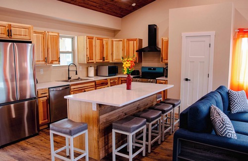 Branson House | 5 BR Private Pool, Jacuzzi, Hot tub, EV Charger, Pet OK + Free Welcome Dinner