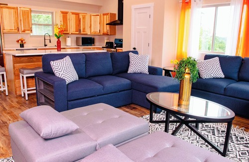 Branson House | 5 BR Private Pool, Jacuzzi, Hot tub, EV Charger, Pet OK + Free Welcome Dinner