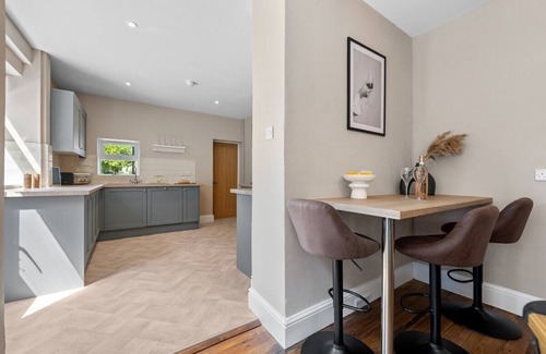 Gloucester House | 5 BR Stylist Spacious House, w/Off Road Parking CHELTENHAM RACE SPECIAL OFFER