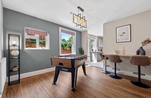 Gloucester House | 5 BR Stylist Spacious House, w/Off Road Parking CHELTENHAM RACE SPECIAL OFFER