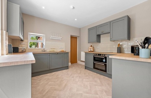 Gloucester House | 5 BR Stylist Spacious House, w/Off Road Parking CHELTENHAM RACE SPECIAL OFFER