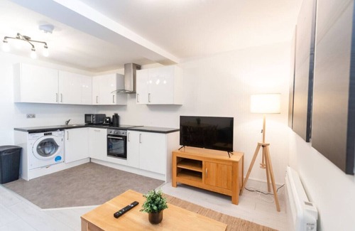 Swindon Apartment | 5 Com Road Apartments - Long Stay Disc - Sleeps 2