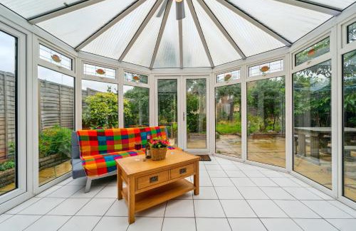 Waltham Cross House | 5 double beds in a detached house in Cheshunt