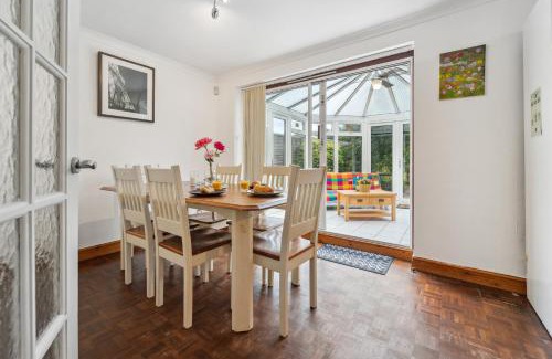 Waltham Cross House | 5 double beds in a detached house in Cheshunt