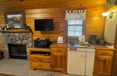 Afton Cabin | 5 Elk Lodge ROMANTIC Log Cabin in the woods. Hot Tub & Wood Burning Fire Place.