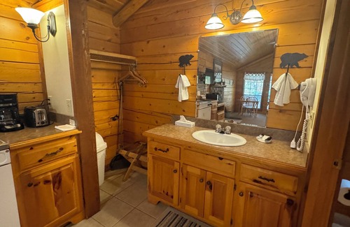 Afton Cabin | 5 Elk Lodge ROMANTIC Log Cabin in the woods. Hot Tub & Wood Burning Fire Place.