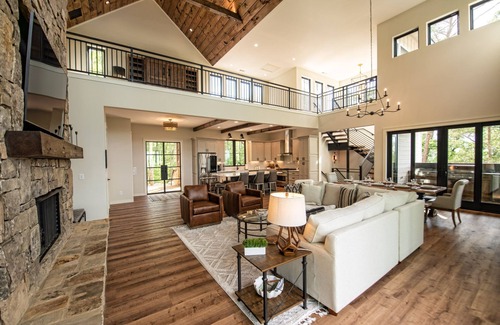 Blue Ridge House | 5 Hikes- Hot Tub, Amazing View, Aska Adventure Area