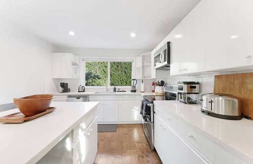 Surrey House | 5 King Beds | Hot tub | Gym