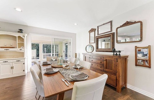 Surrey House | 5 King Beds | Hot tub | Gym
