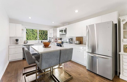 Surrey House | 5 King Beds | Hot tub | Gym