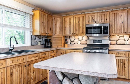 Mayfield Apartment | 5 Lodges Together by Fife Lake - Group Retreat