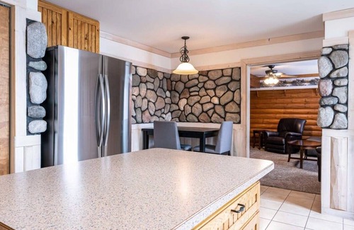 Mayfield Apartment | 5 Lodges Together by Fife Lake - Group Retreat