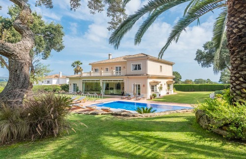 San Roque Villa | 5* luxury villa. San Roque Club. 2-tier pool. WiFi via fibre optic. Walk to golf