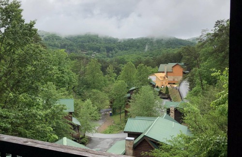 Pigeon Forge Cabin | 5 master suite bedroom cabin w/all king beds, hot tub, game rm,and much more!