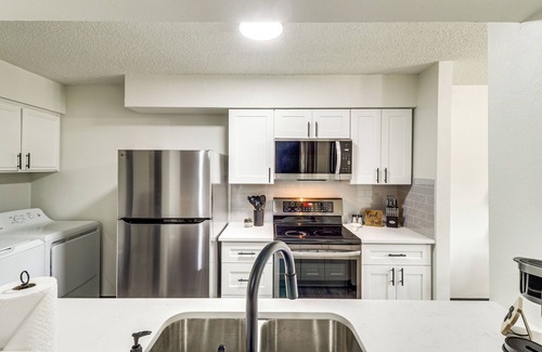 West Arlington House | 5 Mi to AT&T Stadium: Townhome w/Community Pools!