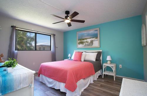 Iona Apartment | 5 mi to Beaches, private, end unit, relaxing, POOL!