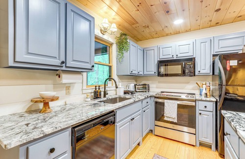 Blue Ridge Cabin | 5 Mi to Dtwn Blue Ridge: Spacious Cabin w/Hot Tub
