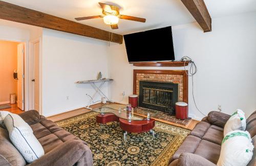 Lake Ridge House | 5 Mi to Potomac Mills Cozy Family Home with Deck!