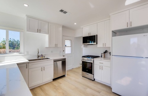 Palms Apartment | 5 Mi to Venice Beach: Chic Los Angeles Abode