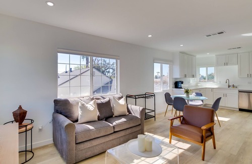 Palms Apartment | 5 Mi to Venice Beach: Chic Los Angeles Abode