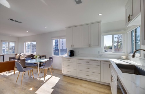 Palms Apartment | 5 Mi to Venice Beach: Chic Los Angeles Abode