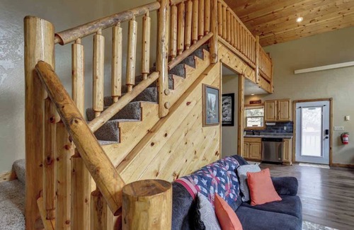 Keystone House | 5 Miles from Mt- Rushmore, with private hot tub!