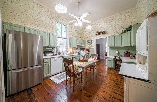 Hamilton House | 5 Miles to Callaway Gardens and walking distance to shops and restaurants.
