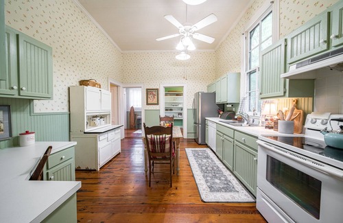 Hamilton House | 5 Miles to Callaway Gardens and walking distance to shops and restaurants.