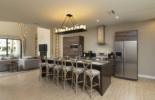 Florida Central Atlantic Coast Villa | 5 Miles to Disney/Gorgeous Home/Wi-Fi/Parking/BBQ Grill/Family Friendly