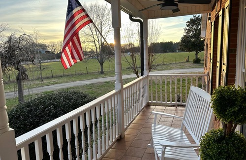 Monroe House | 5 min-downtown Monroe, & Wedding Venues. UGA Stanford Stadium just 20 minutes!