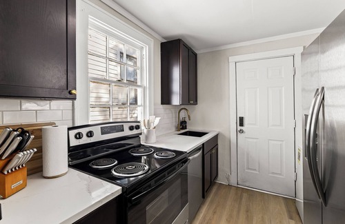 Cuyler - Brownsville Apartment | 5 Min Drive to Downtown! Modern 2BR in Savannah!