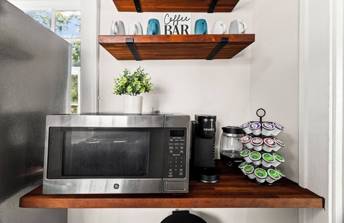 Cuyler - Brownsville Apartment | 5 Min Drive to Downtown! Modern 2BR in Savannah!