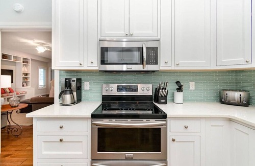 Northeast Virginia Beach Apartment | > 5 min from beach & state park | Patio | Grill