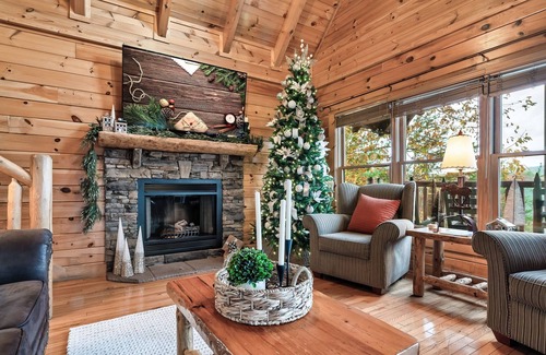 Gatlinburg - Pigeon Forge Cabin | 5 Min from Downtown, Mtn & Vly Views, Hot Tub, Pool Table, Arcade Games