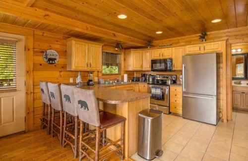 Gatlinburg - Pigeon Forge Cabin | 5 Min from Downtown, Mtn & Vly Views, Hot Tub, Pool Table, Arcade Games