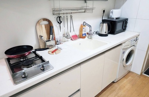 Yeoksam Apartment | 5 min from Gangnam Station/Cozy Mood Lighting & Two Comfy Beds