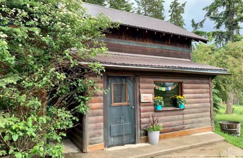 Golden House | 5 min from town, great access to outdoor activities, quiet, plenty of space!