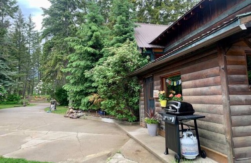 Golden House | 5 min from town, great access to outdoor activities, quiet, plenty of space!
