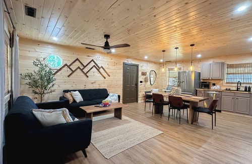 Sevierville Cabin | 5 min To Dollywood/Kids & Pet Friendly/Fully Fenced/Patio/Hot Tub/Fire pit/WI-FI