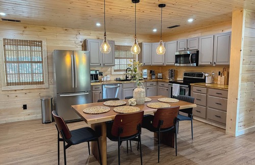 Sevierville Cabin | 5 min To Dollywood/Kids & Pet Friendly/Fully Fenced/Patio/Hot Tub/Fire pit/WI-FI