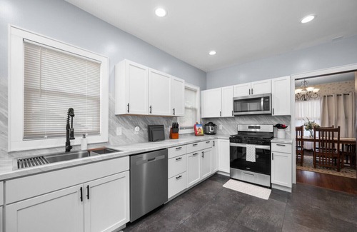 Davenport Apartment | 5 Min to DT *Beautiful 1923 Craftsman* 6 Beds+Desk
